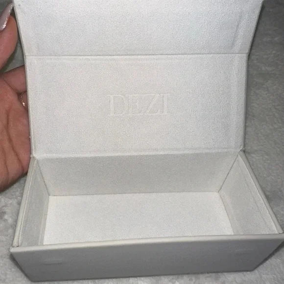 DEZI BLACK ‘ON READ’ SUNGLASSES - Picture 11 of 11